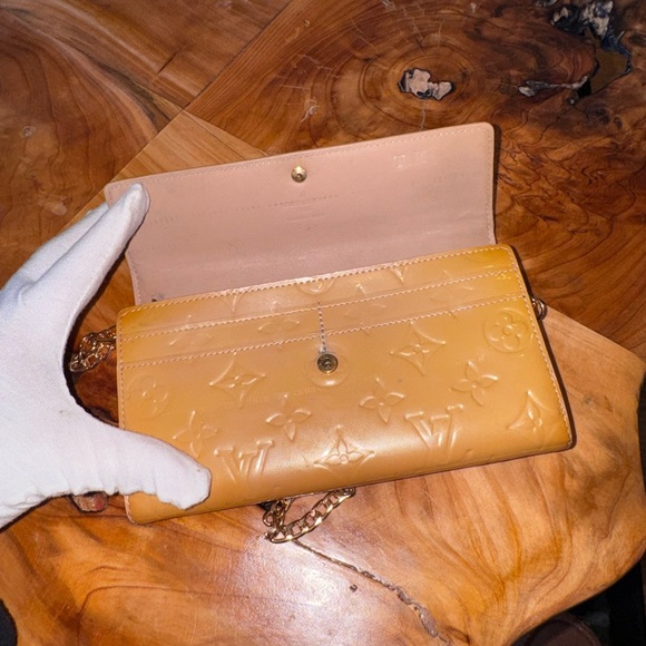 Louis Vuitton
Vernis Patent Leather Sarah Wallet vintage converted Crossbody - Picture 7 of 16